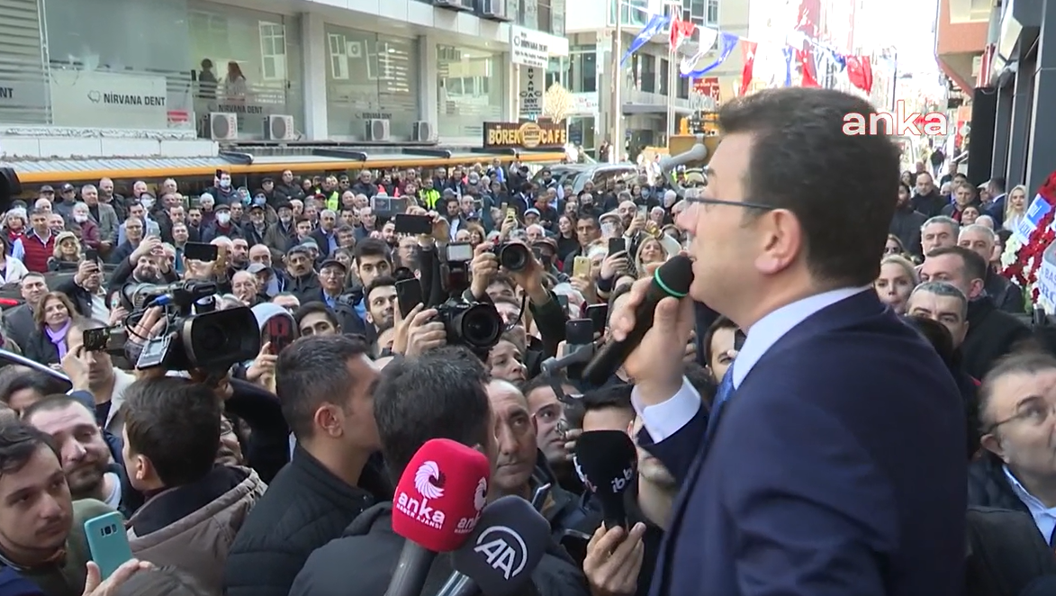 Ekrem İmamoğlu'ndan 86 milyon mesajı! Sandalyenin üzerine çıkarak konuştu