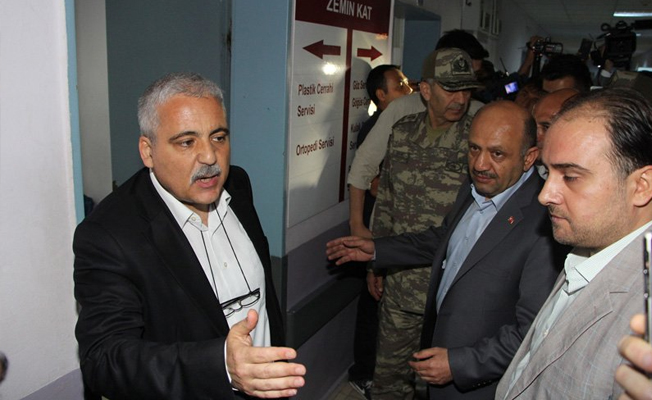 Bakan'a hastane önünde tepki