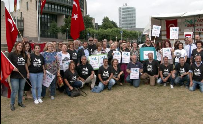 Düsseldorf'ta CHP'lilerden 'Adalet Yürüyüşü'ne destek