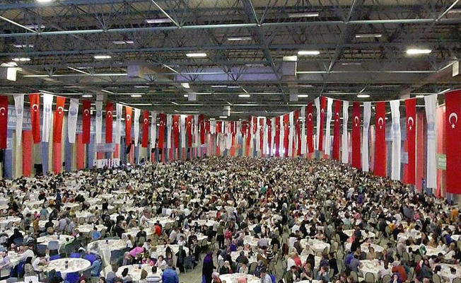 Türkiye'nin en büyük kapalı alan halk iftarı dün akşam yapıldı