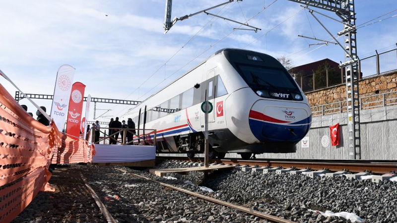 Yüksek Maliyetli Hızlı Tren (YMHT)... CHP'li Ahmet Akın "rekor kırdı" diyerek açıkladı