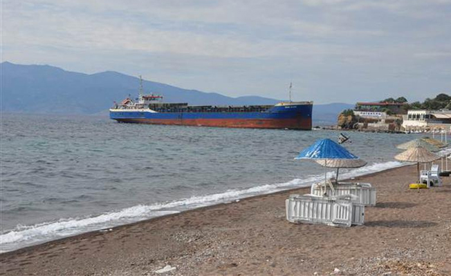 Yük gemisi plaja çıktı!