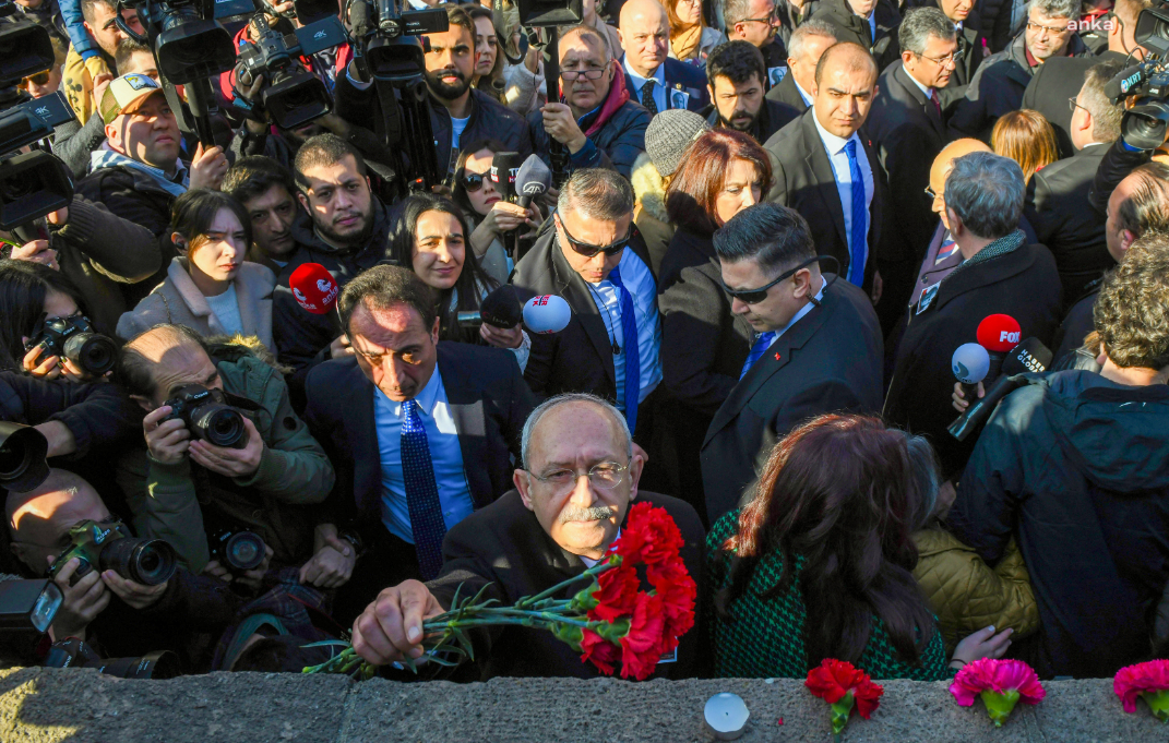 Uğurlar olsun... Uğur Mumcu, Ankara'da evinin önünde anıldı