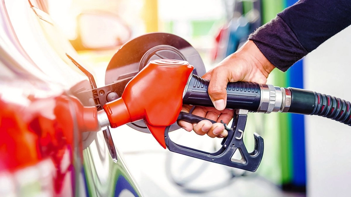 Benzine büyük zam! Bu gece yarısı pompaya yansıdı