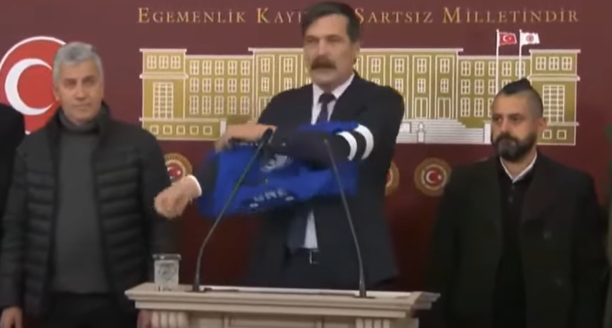 TİP'li Erkan Baş, Meclis'te grev sözcüsü oldu! Üzerine giyindiği yelekle kürsüden böyle seslendi...