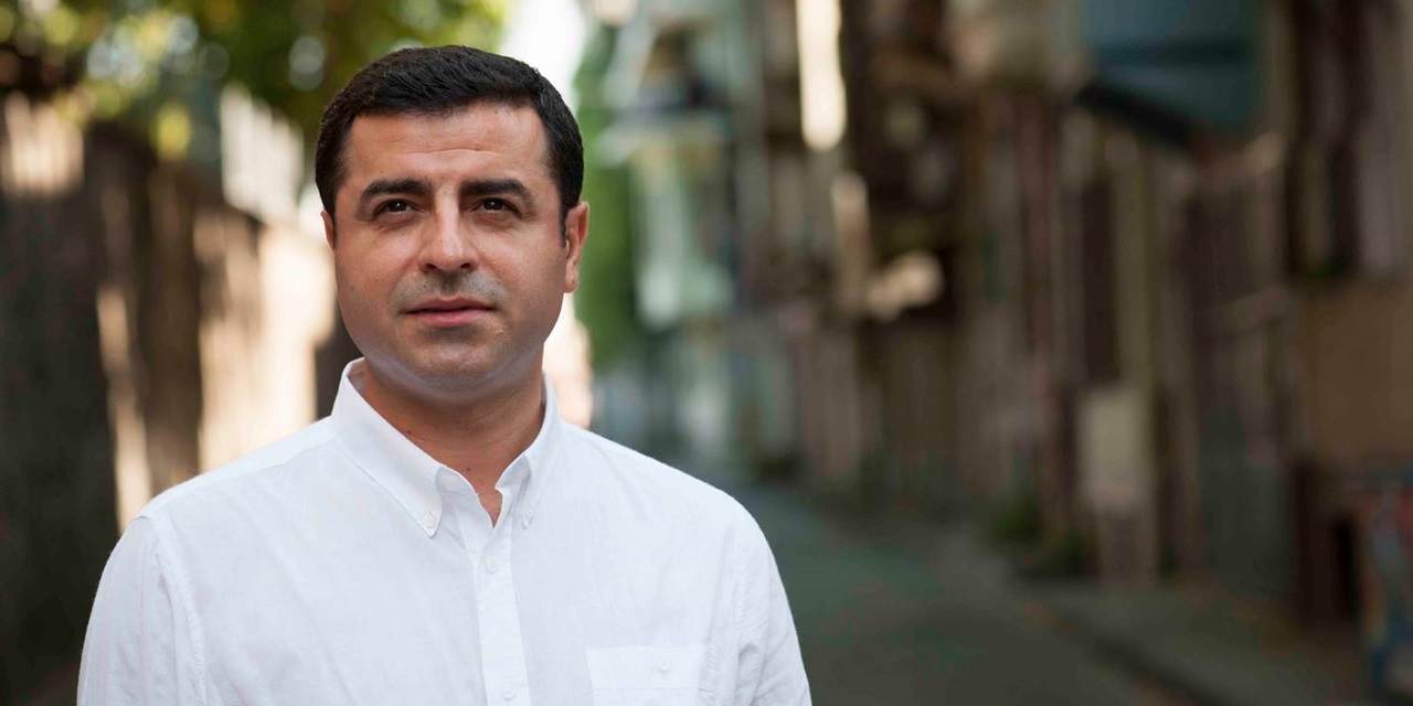 Selahattin Demirtaş iktidarı işaret etti: Daltonlar Çetesi feci şekilde kaybediyor