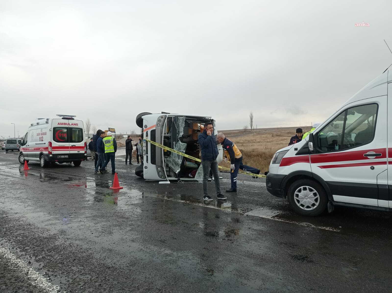 Niğde- Kayseri kara yolu üzerinde tur otobüsü kaza yaptı! Ölü ve yaralılar var!