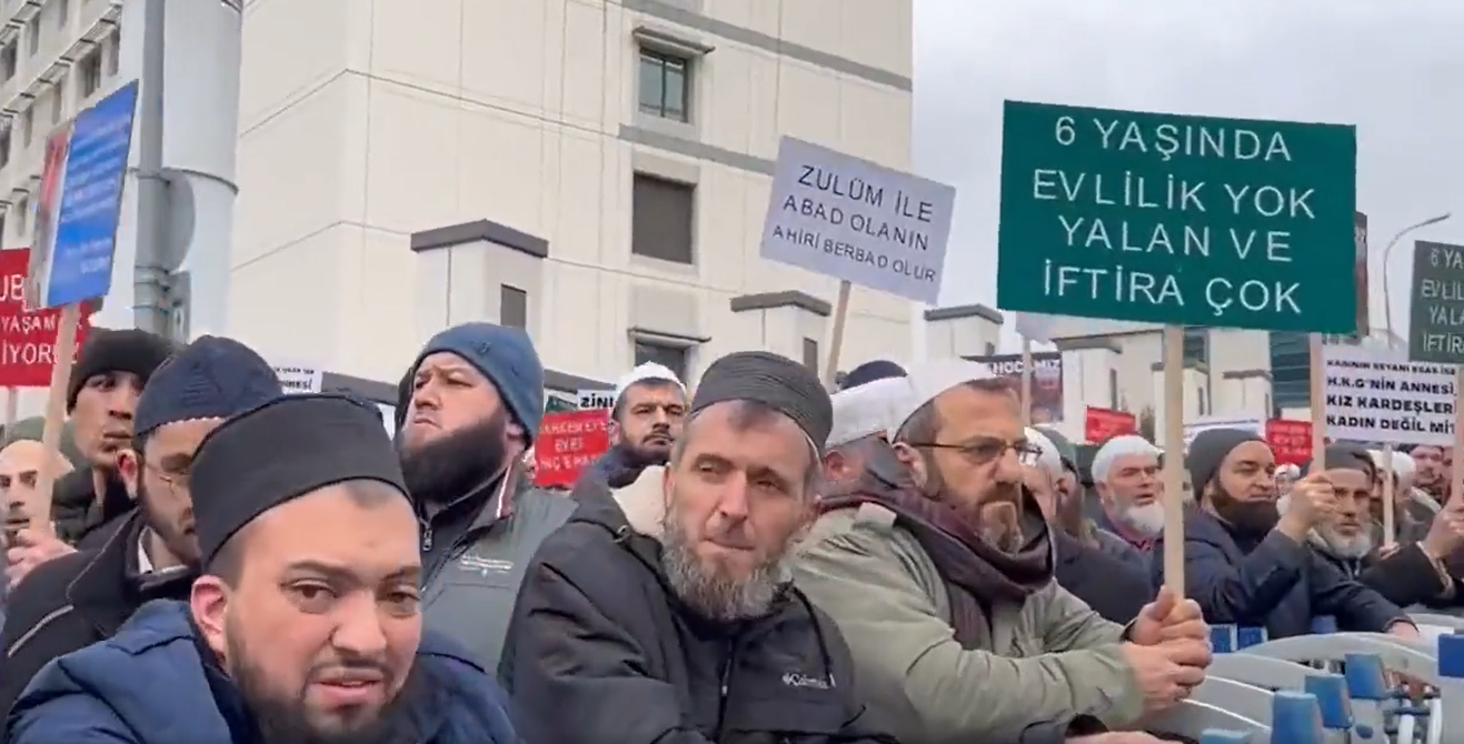 Allah affetsin! Çocuk istismarı davasında zanlıları savunmak için toplandılar