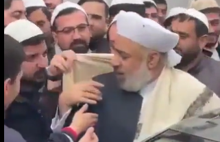 O tarikat lideri lüks aracına binerken... Müritler sıraya girdi, kolunu okşadı, elini kokladı!