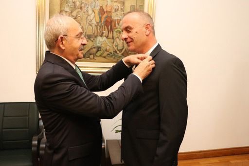 MHP'den istifa etmişti! Rozetini Kemal Kılıçdaroğlu taktı