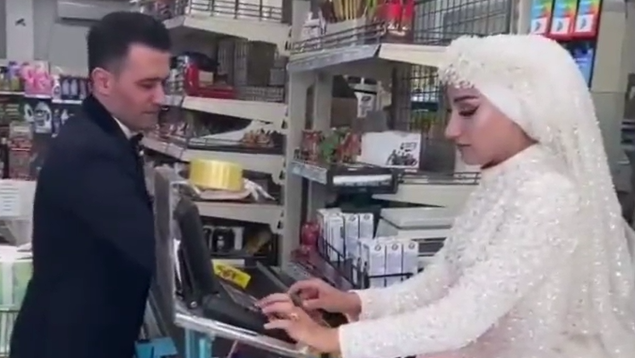 A101 kasiyeri düğün gününde kasa başına geçti! Damat bakın ne satın aldı...