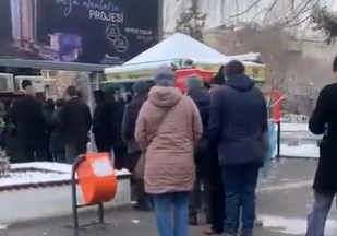 Ankara soğuğunda ucuz et için kuyruğa girdiler