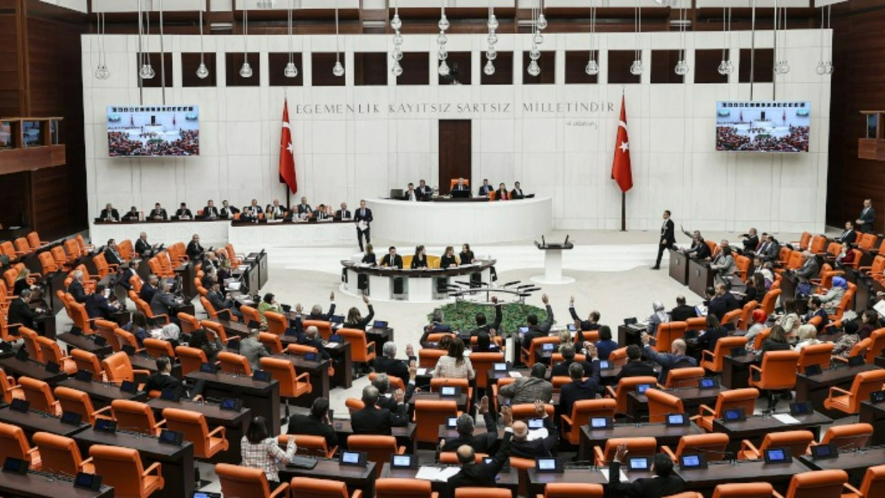 Meclis'te vekiller arasında tartışma: “Yar saçların lüle lüle Recep sana güle güle”