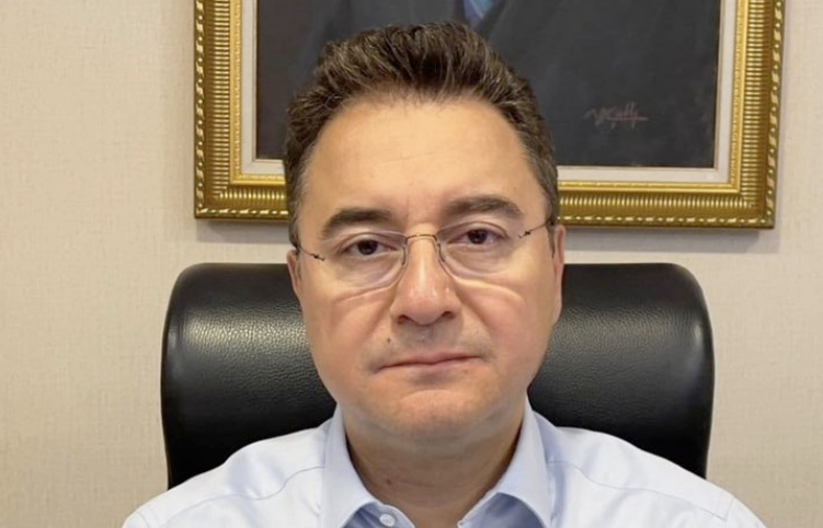 Ali Babacan'ın paylaştığı 'selfie' dikkat çekti! Arkadaki tabloda kim var?