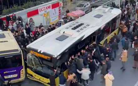 İstanbul Bahçelievler'de İETT otobüsü yolcu durağına daldı