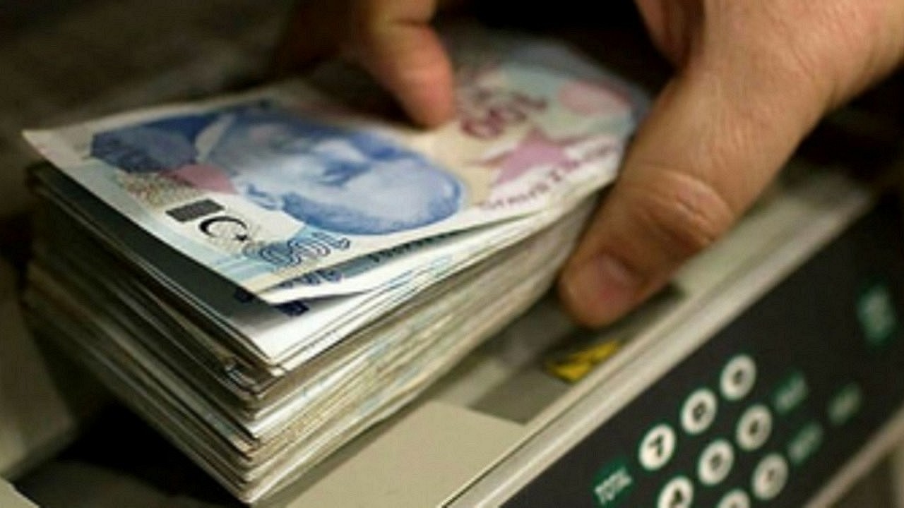Bankalardan kredi çekmeyi düşünenler dikkat! Ünlü Ekonomist faiz oranlarının düşeceği tarihi açıkladı