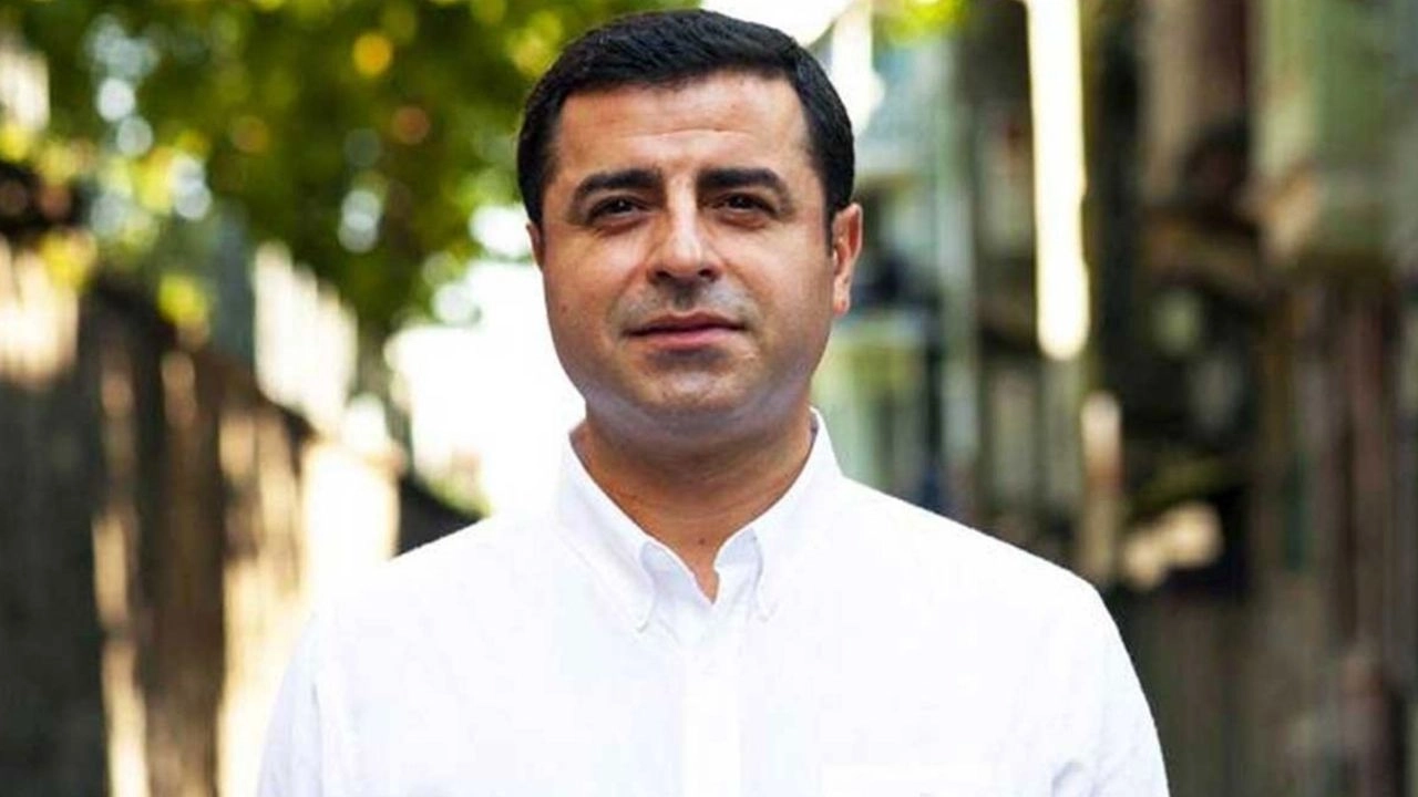 Selahattin Demirtaş, seçmene seslendi: Böyle mi devam edecek? Değişim düğmesine basalım