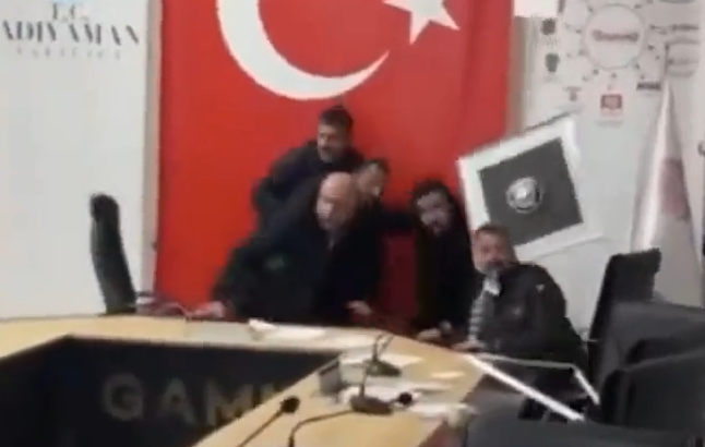 Bakan Adil Karaismailoğlu açıklama yapacağı sırada depreme yakalandı