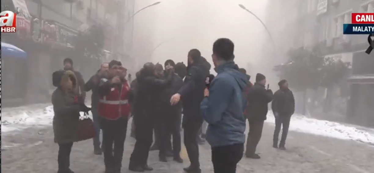 A haber muhabiri canlı yayında depreme yakalandı! Dehşet dolu anlar kameralarda