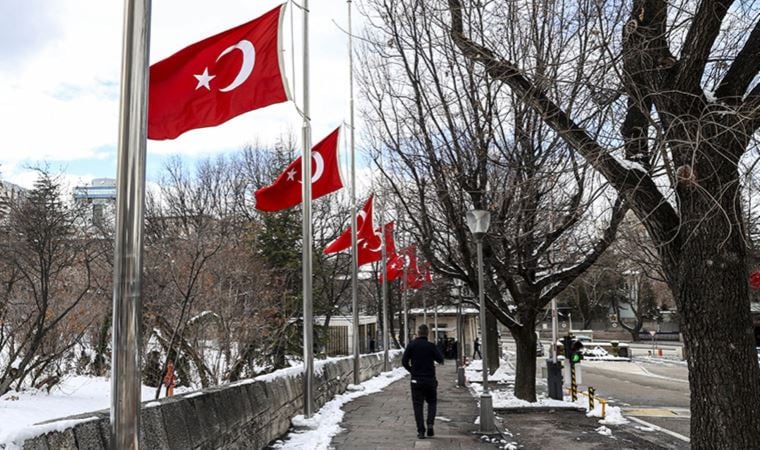 Meclis'te 'bir bayrak' hariç tüm bayraklar yarıya indirildi