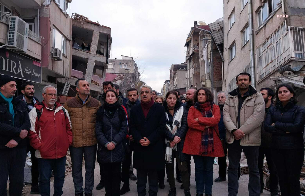 HDP'li Mithat Sancar, Hatay'da yıkıntıların önünde konuştu