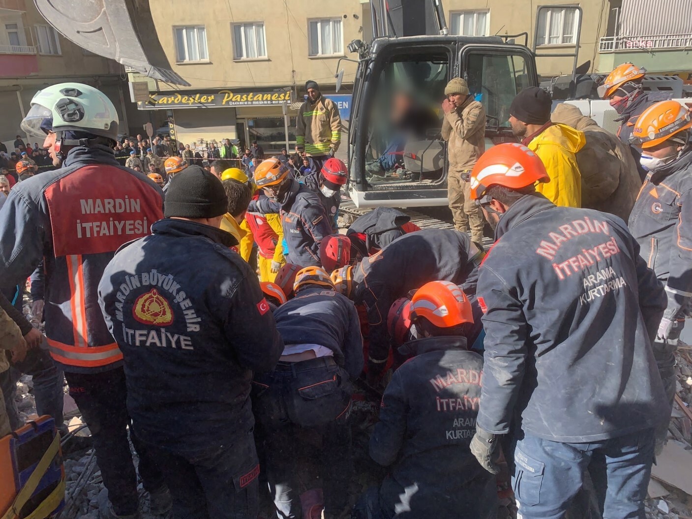 Saatler sonra bir mucize daha! Baba ve oğul enkazdan canlı çıkarıldı