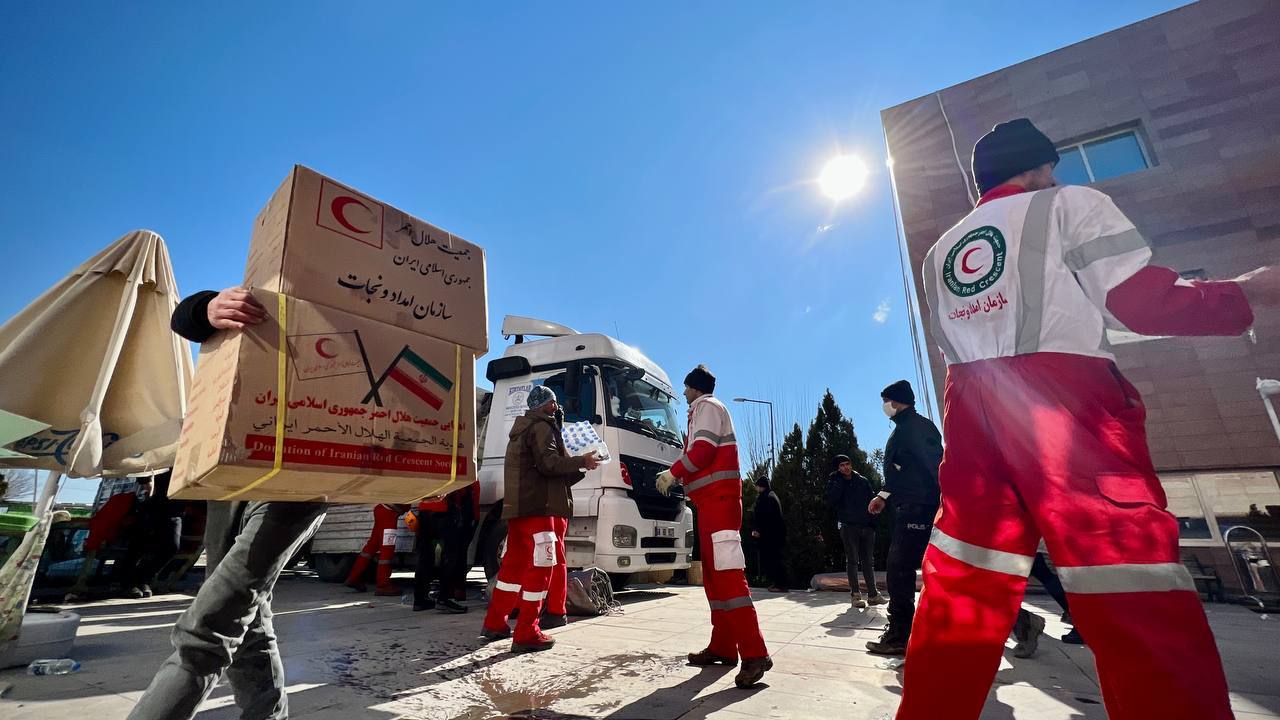 İran'dan gelen yardım ekibi deprem bölgesinde
