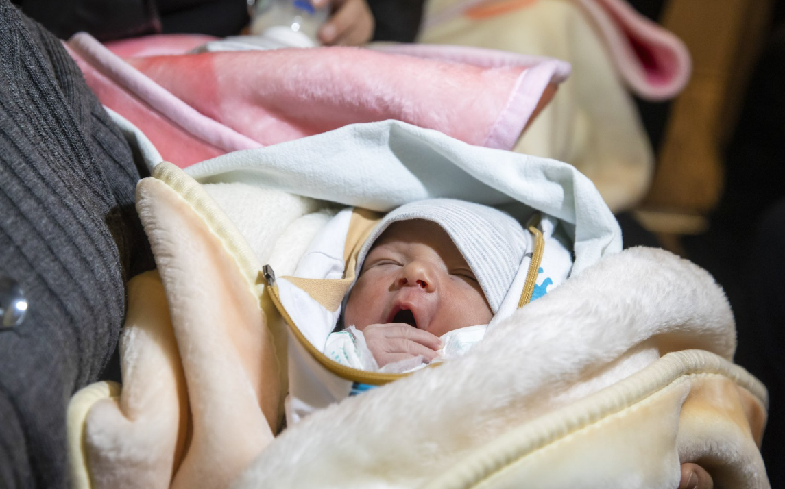Depremde kurtarılan bebek ve çocuklarla ilgili peş peşe uyarılar... Sakın ha!