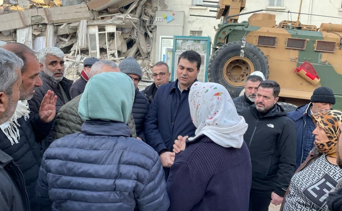 Gültekin Uysal'dan deprem bölgesinde iktidara sert sözler: "Algı yönetmeye harcadığınız aklı, acıların yaşanmamasına harcamadınız"