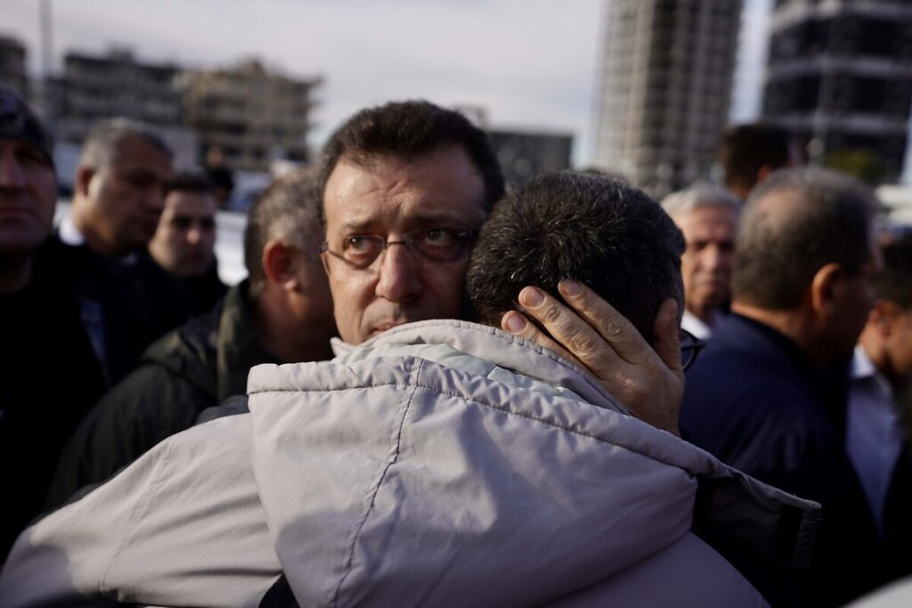 İmamoğlu bir yıllık maaşını depremzedelere bağışladı