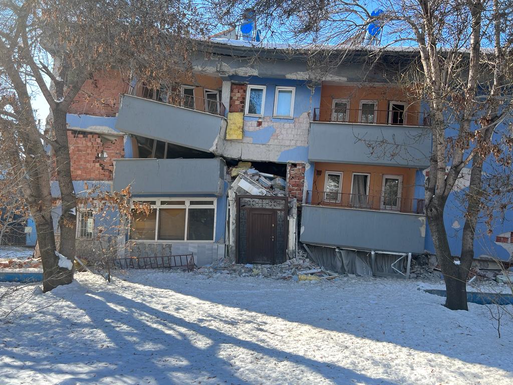 Kahramanmaraş eski Milletvekili Durdu Özbolat, depremin vurduğu köyleri ziyaret etti