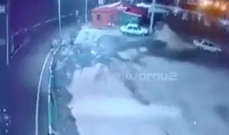 Deprem anına ait görüntü izleyenleri şok etti