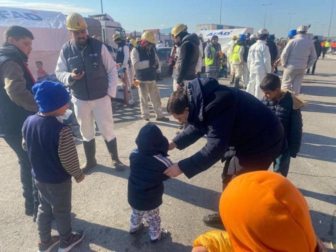 AKP’li Yakutiye Belediye Başkanı Mahmut Uçar, deprem bölgesinde reklam peşinde
