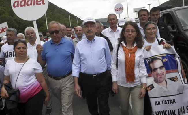 CHP'den durarak 'adaleti düşünme' eylemi