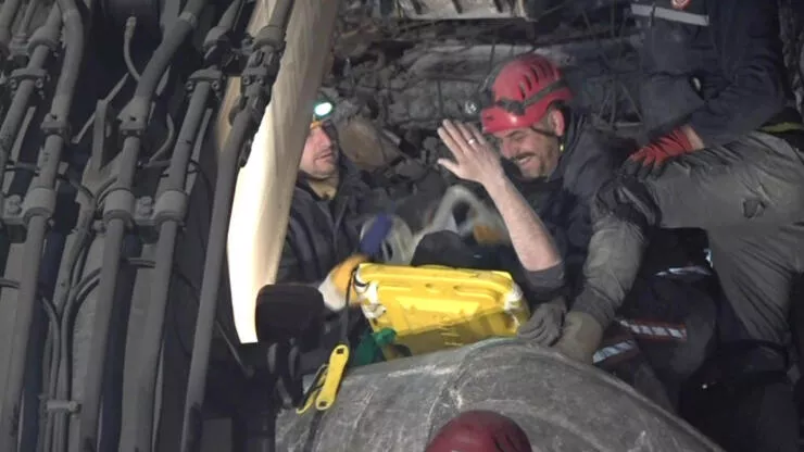 140. saatte yeni mucize! Enkazdan çıkıp el salladı