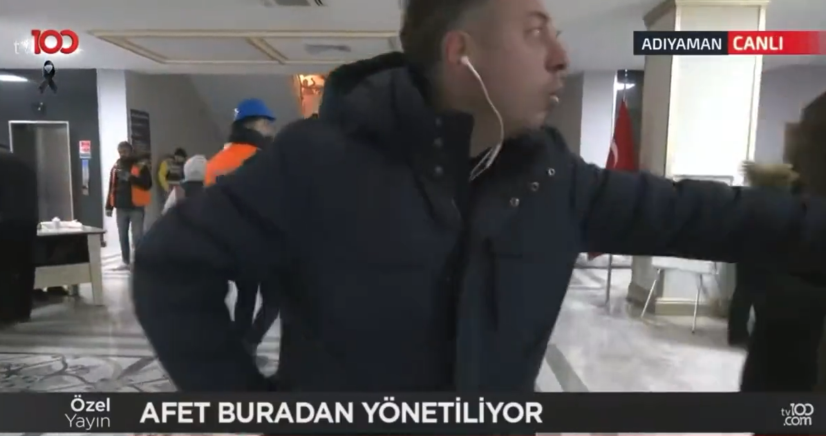 Bu da asrın medya felaketi! Depremzede "6 gündür elektriğimiz yok, çadır yok" deyince mikrofonu sakladı