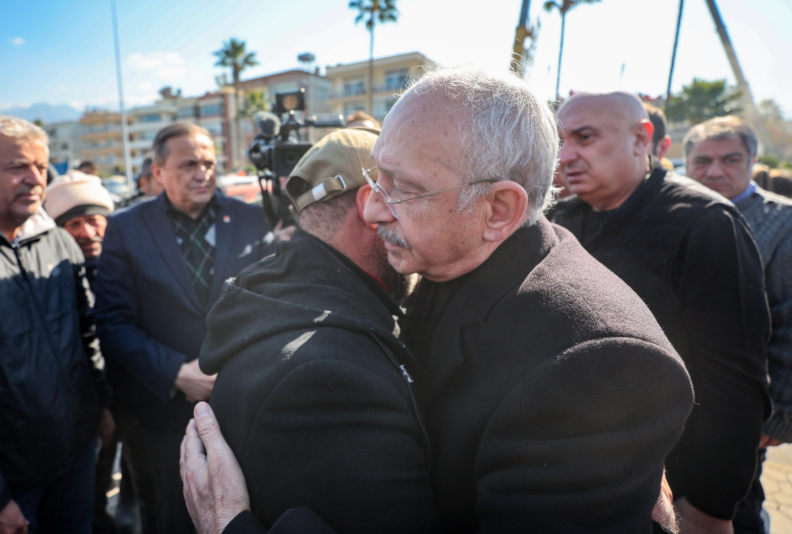 Kılıçdaroğlu, depremin yerle bir ettiği Hatay İskenderun'da