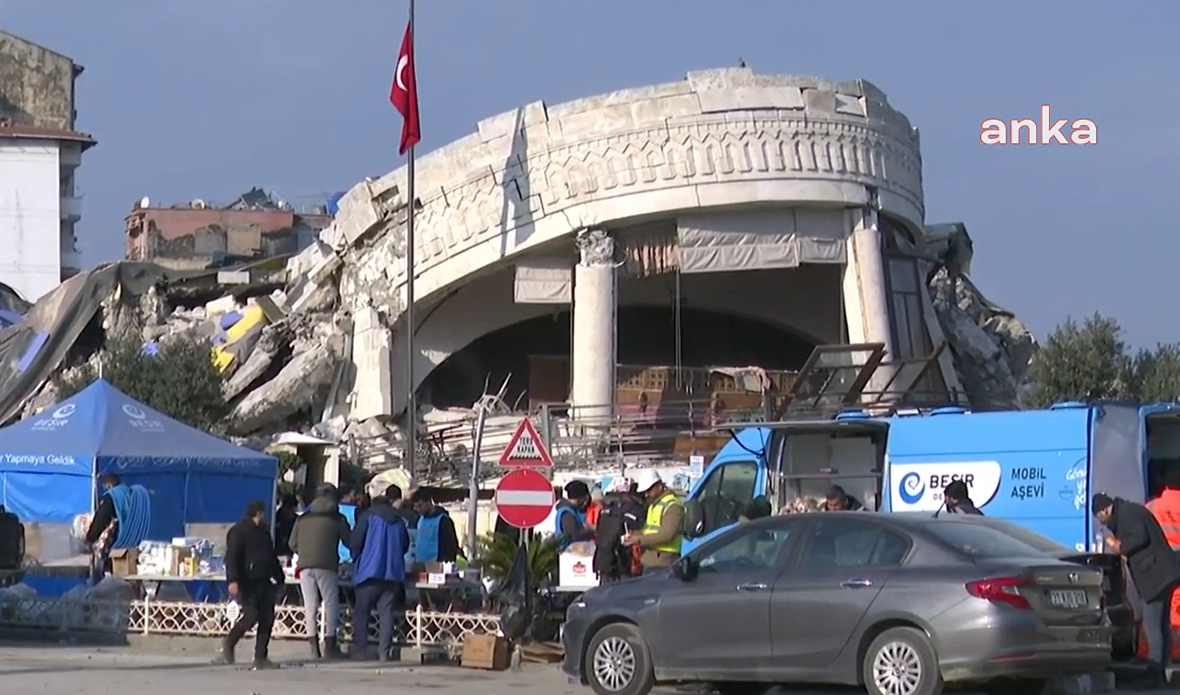 Antakya'da tarihi yerler tuzla buz oldu: "Çocukluğum, annem, babam her şeyim burada"