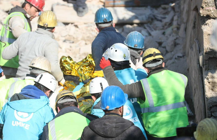 Depremin 151. ve 152. saatlerinde enkaz altından sağ çıkarıldılar