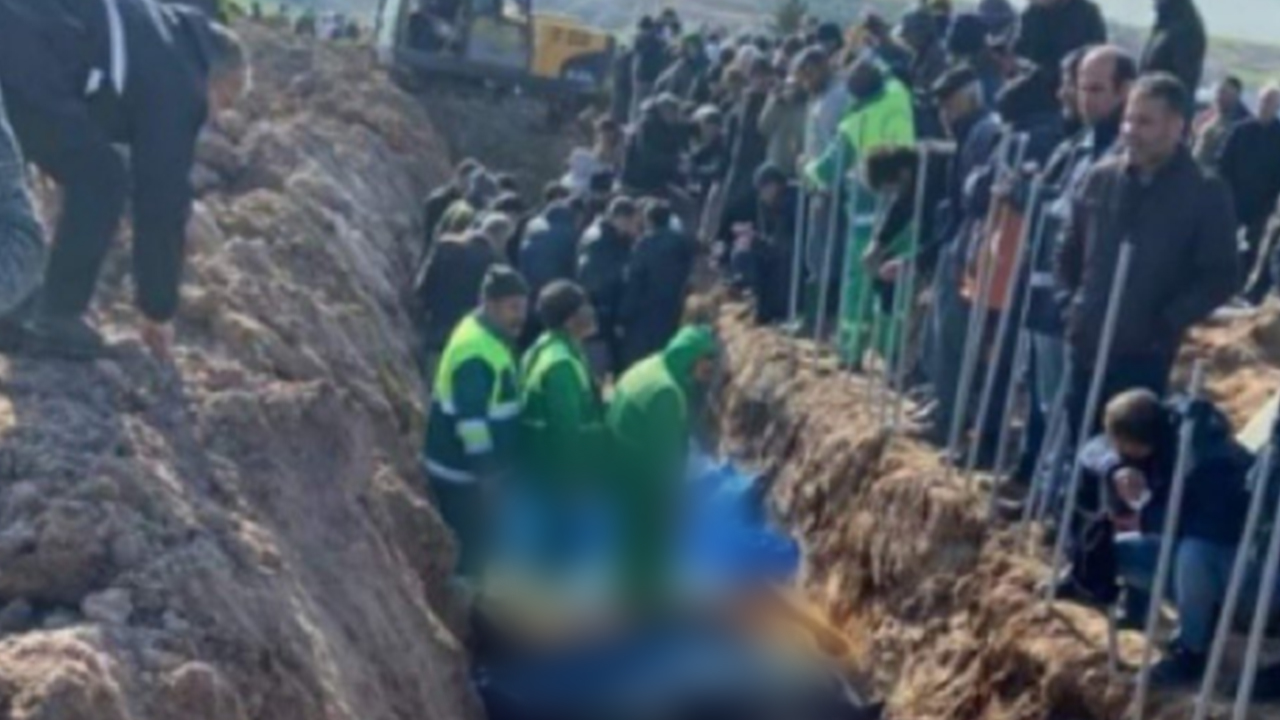 Mehmet Aslan depremde ölenlerin gömülme biçimine isyan etti: "35 milyarı olan Diyanet'in seni saracak bir kefeni yok!"