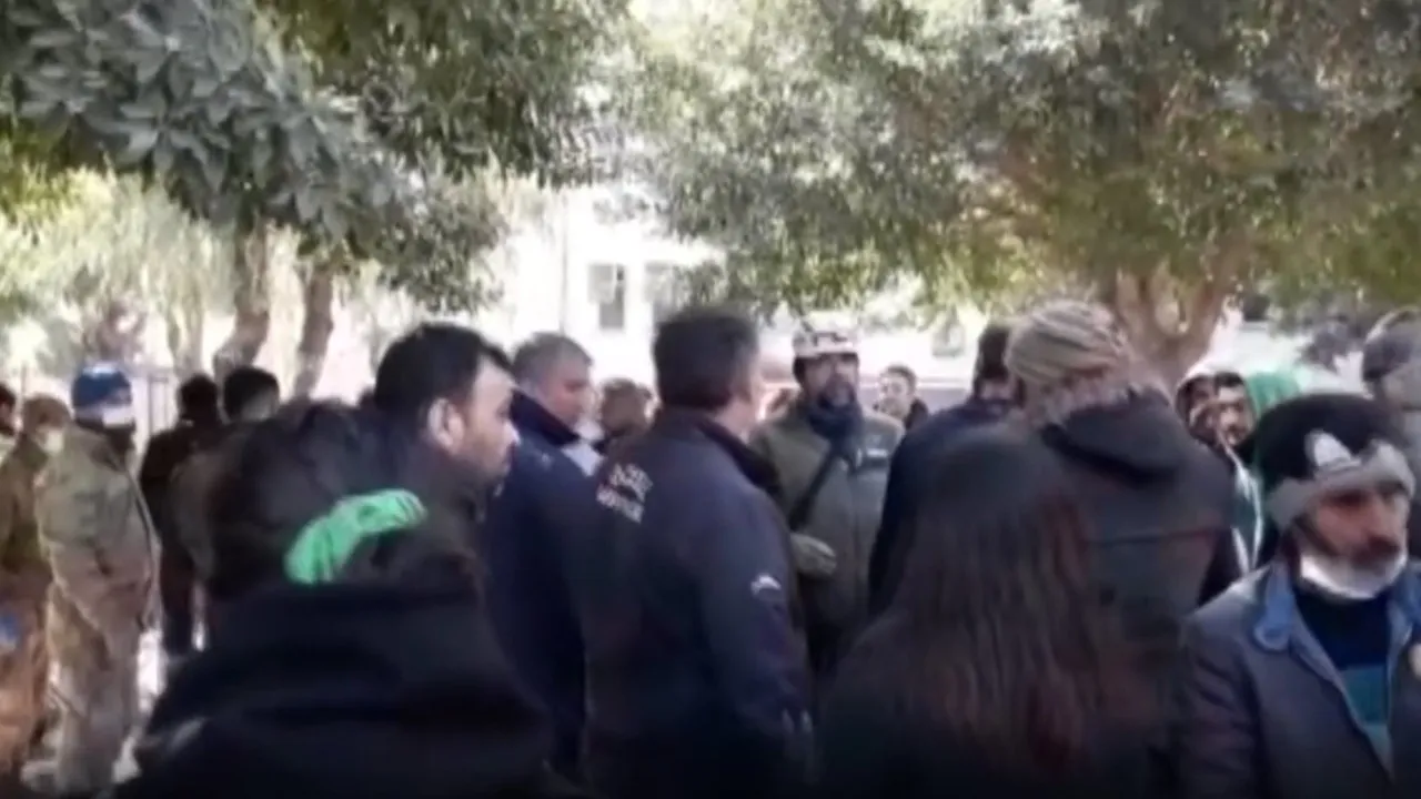 İskederun'da AKP'li belediye başkanına depremzedelerden tepki