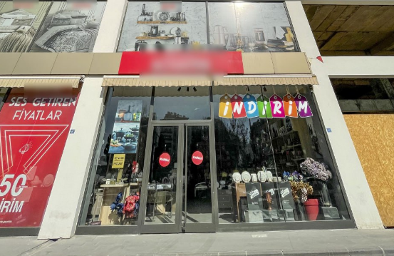 Karşısındaki bina yıkılırken, o binanın altındaki dükkanda tek bir tabak kırılmadı
