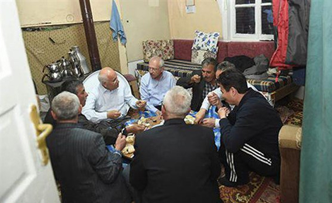 CHP lideri iftarını bir köy evinde yer sofrasında yaptı