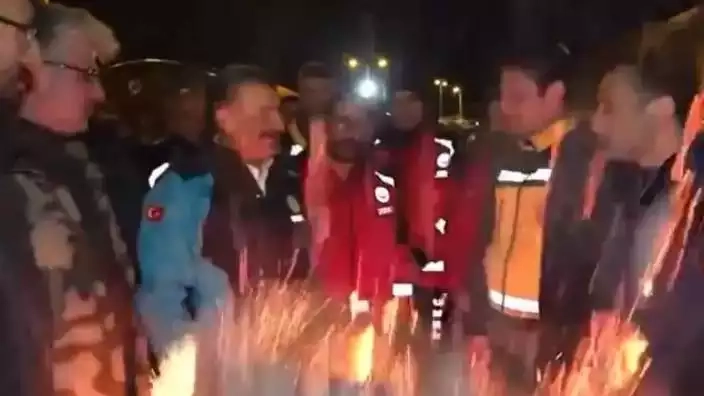 Sağlık Bakanı Fahrettin Koca sağlık personeli konuşurken soba patladı