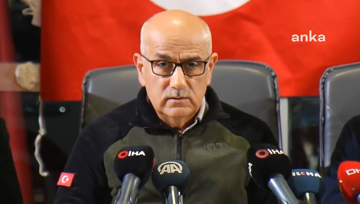 Bakan Vahit Kirişci canlı yayında açıklama yaparken depreme yakalandı