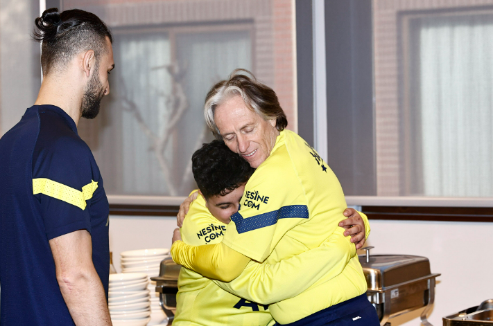 Depremzede taraftarlarla vedalaşan Jorge Jesus’un gözleri doldu