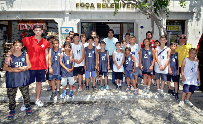 Genç basketbolculardan Başkan'a anlamlı ziyaret
