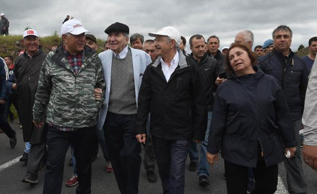 'Adalet Yürüyüşü'de doğum günü sürprizi