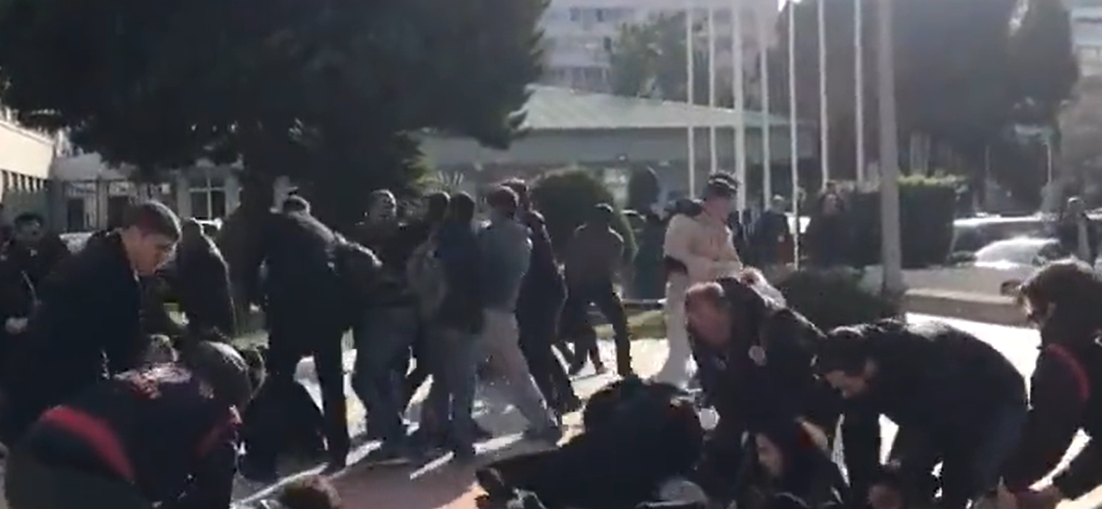 Depremde çöken binaların müteahhitlerine yapılmayan muamele öğrencilere yapıldı! Uzaktan eğitimi protesto eden öğrenciler gözaltına alındı