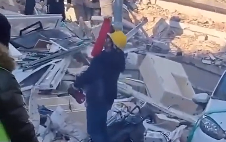 Bu acıya yürek dayanmaz! Enkaz altında çocuğunun elbisesini bulup koklayan babanın feryadı yürekleri dağladı